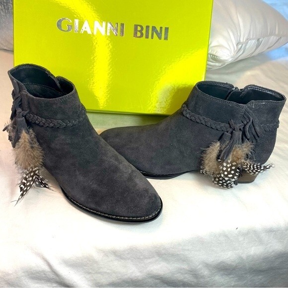 NWT Gianni Bini Charcoal Gray Suede Feather Detail Ankle Boots Rorrie Size 7M - Picture 1 of 15